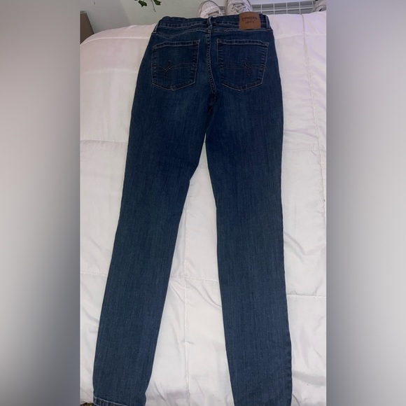only worn like twice. size 2 high rise skinny levi jeans - Picture 2 of 4